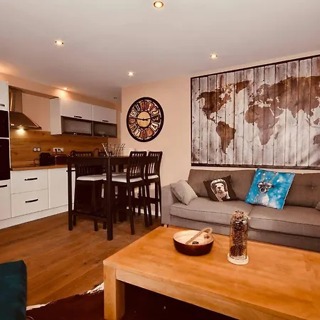 Charming With Balcony And Great View - - K2 公寓
